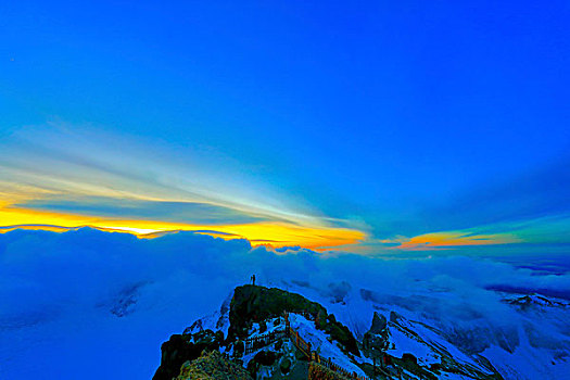 夕阳下的长白山