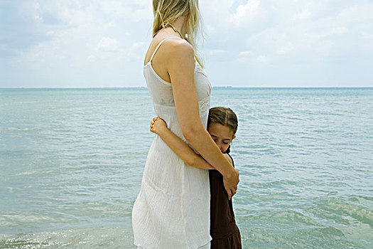 母女,站立,水,搂抱,海洋,地平线,背景