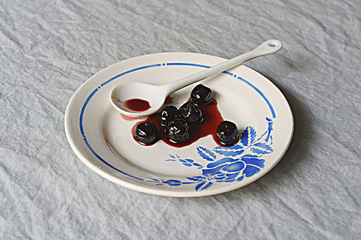 俯拍,蓝莓,糖浆,盘子,勺子,桌上