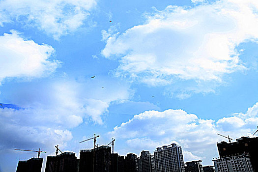 蓝天白云与新建楼房