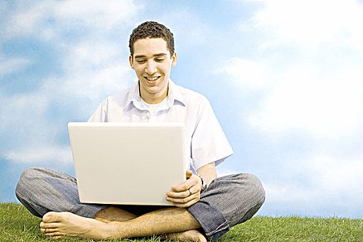 坐,男人,年轻,笔记本电脑,草地,微笑,喜悦,序列,20-30岁,愉悦,自然,赤足,休闲,度假,复原,放松,兴趣,有趣,工作,电脑,无线局域网,互联网,电子邮件