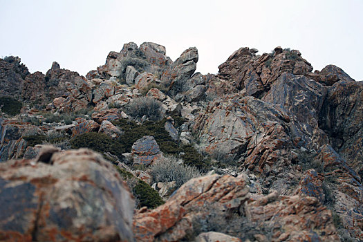 新疆哈密,海拔2800处的天山红层,五彩斑斓怪石嶙峋