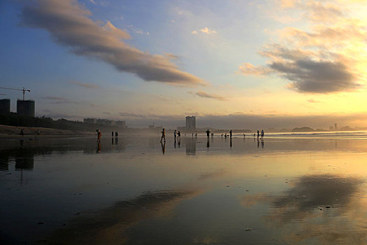 晨光中的东山岛金銮湾镜面海滩