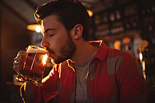男青年,大杯,啤酒,酒吧