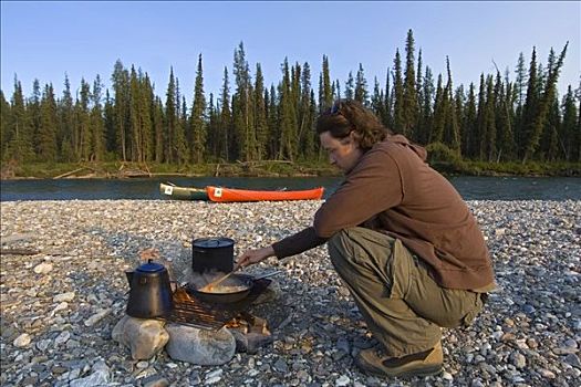 男青年,烹调,营火,独木舟,后面,砾石,不列颠哥伦比亚省,育空地区,加拿大,北美