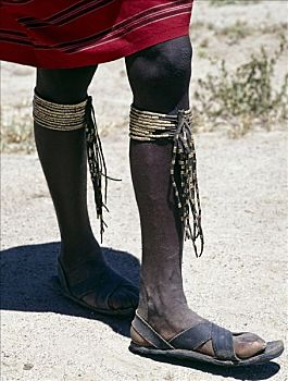 特写,年轻,男人,黄铜,皮革,腿,装饰,凉鞋,老,轮胎,马萨伊人,邻居,生活方式,坦桑尼亚北部,游牧部落