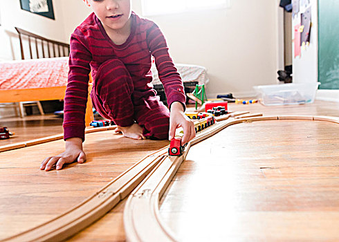 男孩,穿,条纹,红色,睡衣,跪着,实木地板,玩,木制玩具,列车