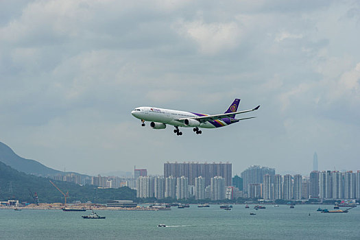 一架泰国国际航空的客机正降落在香港国际机场