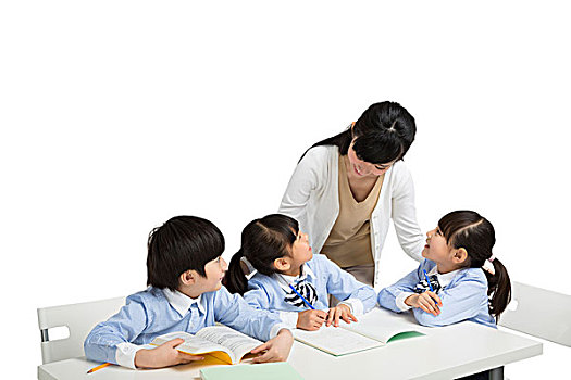 年輕女老師輔導(dǎo)小學(xué)生寫作業(yè)