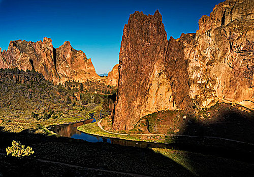 美国,俄勒冈,史密斯岩石州立公园,山,反射,河流,画廊