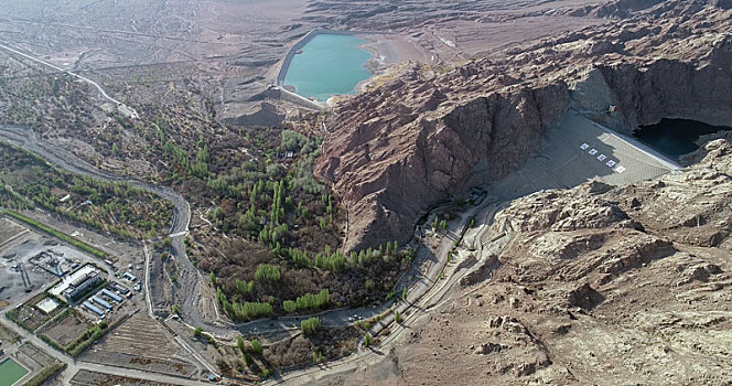 新疆哈密,航拍山区引水工程