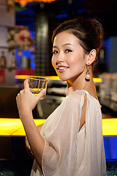 年輕人時(shí)尚聚會(huì)