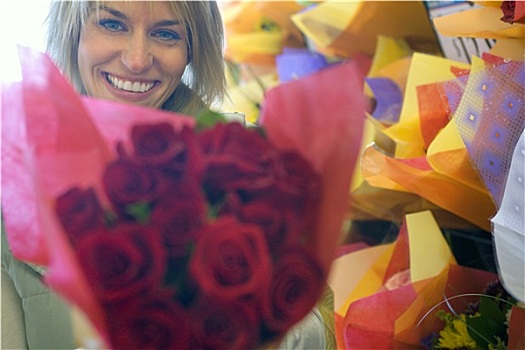 女人,拿着,大,花束,红玫瑰,旁侧,店面展示,花商,微笑,特写,头像
