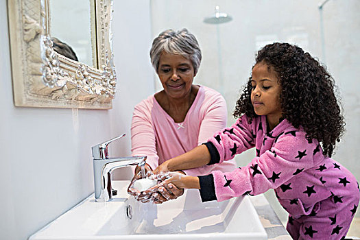 祖母,孙女,洗手,肥皂,浴室水池,在家