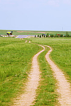 两条车辙延伸的穿过草原