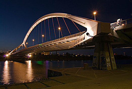 泛光灯照明,桥,上方,瓜达尔基维尔河,河,夜晚,提供,进入,塞维利亚,西班牙,欧洲