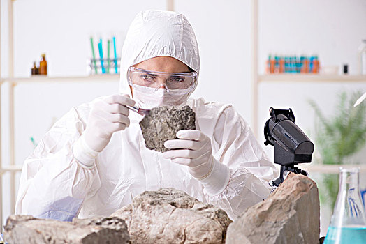 科学家,看,石头,样品,实验室
