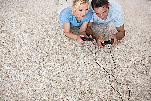 情侣,玩电玩,小地毯