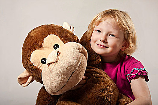 女孩,毛绒玩具,猴子