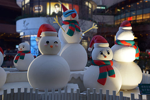 一群圣诞装束的雪人雕塑