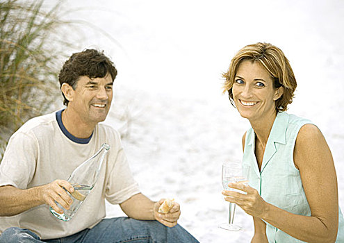 夫妻,饮用水,葡萄酒杯,海滩