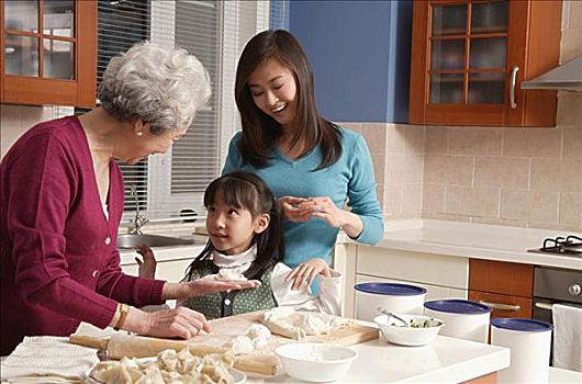 祖母,女儿,孙女,制作,饺子,厨房