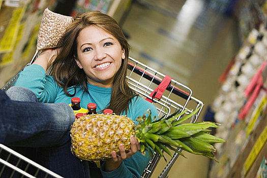 肖像,年轻,女人,拿着,菠萝,坐,购物车