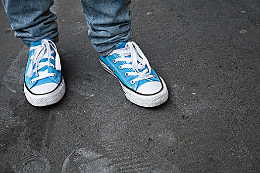 蓝色,运动鞋,青少年,脚,站立,暗色,灰色,特写,照片,聚焦,浅