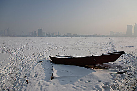 冬天哈尔滨松花江上冰冻的小船