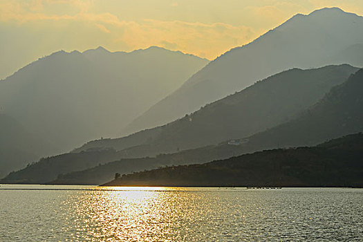 游艇,黄色天空,湖,浪花,水痕,波纹,快艇,船,山,山脉,射光,耶稣光