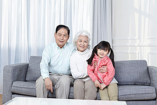 爷爷奶奶和孙女在家中