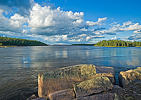 加拿大地盾,石头,湖,怀特雪尔省立公园,曼尼托巴,加拿大