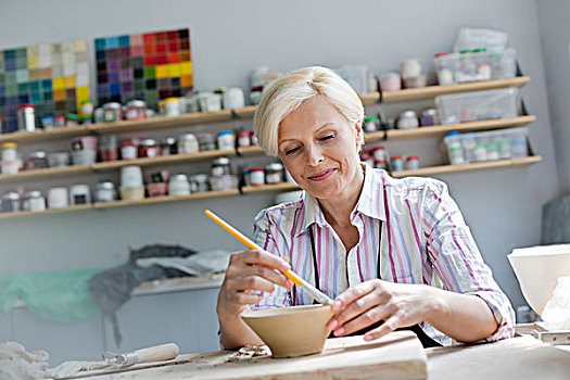 微笑,成年,女人,绘画,陶器,碗,工作室