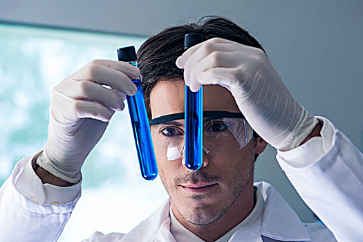 研究人员,仔细察看,试管,蓝色,液体,实验室