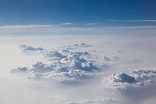 俯视云海和太空