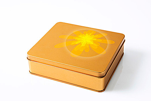中秋节一家人团聚,赏月喝茶吃月饼,金色礼盒在白色的背景