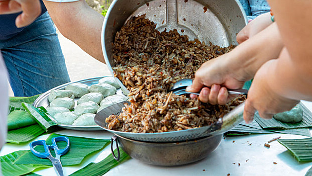 手工制作清明节祭拜祖先的供品草仔粿