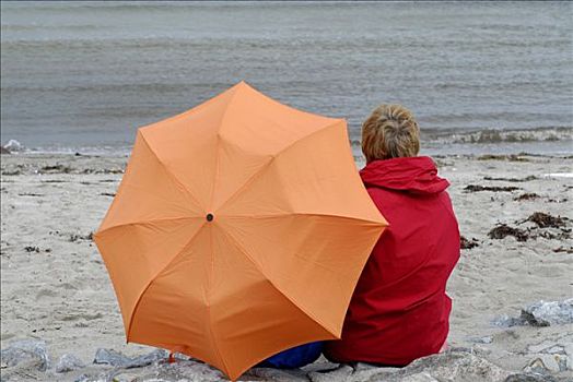 人,坐,伞,海滩