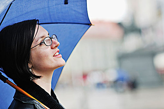 一个,年轻,高兴,女人,走,下雨,蓝色,伞