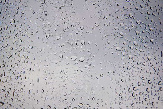 下雨天玻璃上的水珠