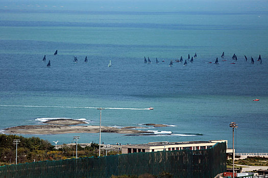 山东省日照市,碧波万顷帆影点点,海龙湾畔风景如画