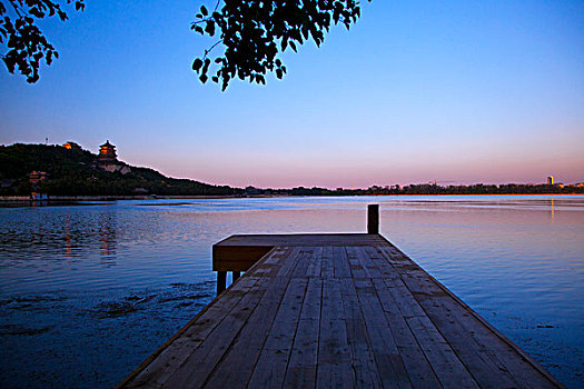 昆明湖傍晚夕阳下的木制栈桥和万寿山佛香阁