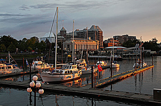 加拿大卑诗省省会所在地的维多利亚,从维多利亚港内港坝道上远眺,傍晚,港口披上金色的霞光,远处,霞光映照下的那座白色柱型建筑,维多利亚皇家伦敦蜡像馆熠熠生辉