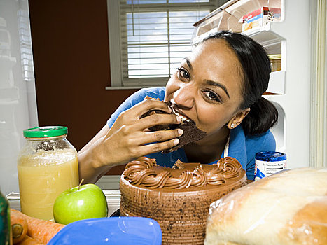 女人,吞吃,巧克力蛋糕,冰箱