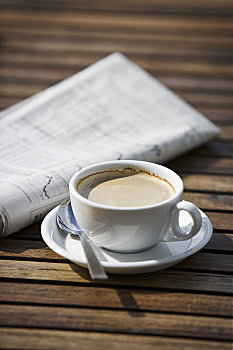 报纸,一杯咖啡