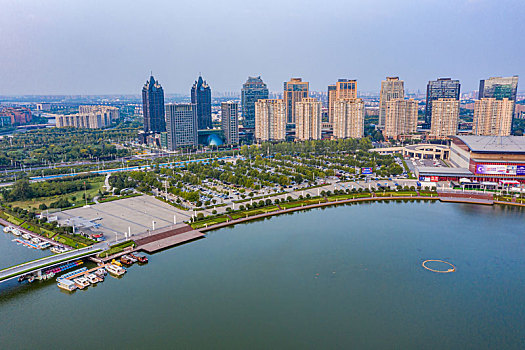 航拍河南省郑州市郑东新区cbd城市环形建筑群,如意湖畔的商务内环与商务外环高层建筑群