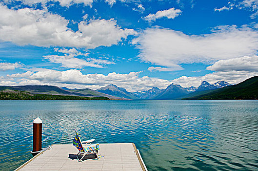 折叠躺椅,码头,麦克唐纳湖,冰川国家公园,蒙大拿,美国
