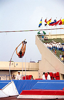 一名运动员正在做撑杆跳高