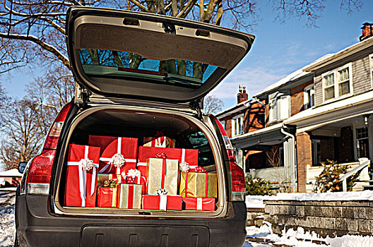 汽车,站立,私家车道,靠近,房子,满,圣诞礼物