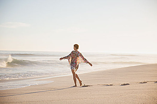 悠闲,女人,走,伸展胳膊,晴朗,夏天,海滩